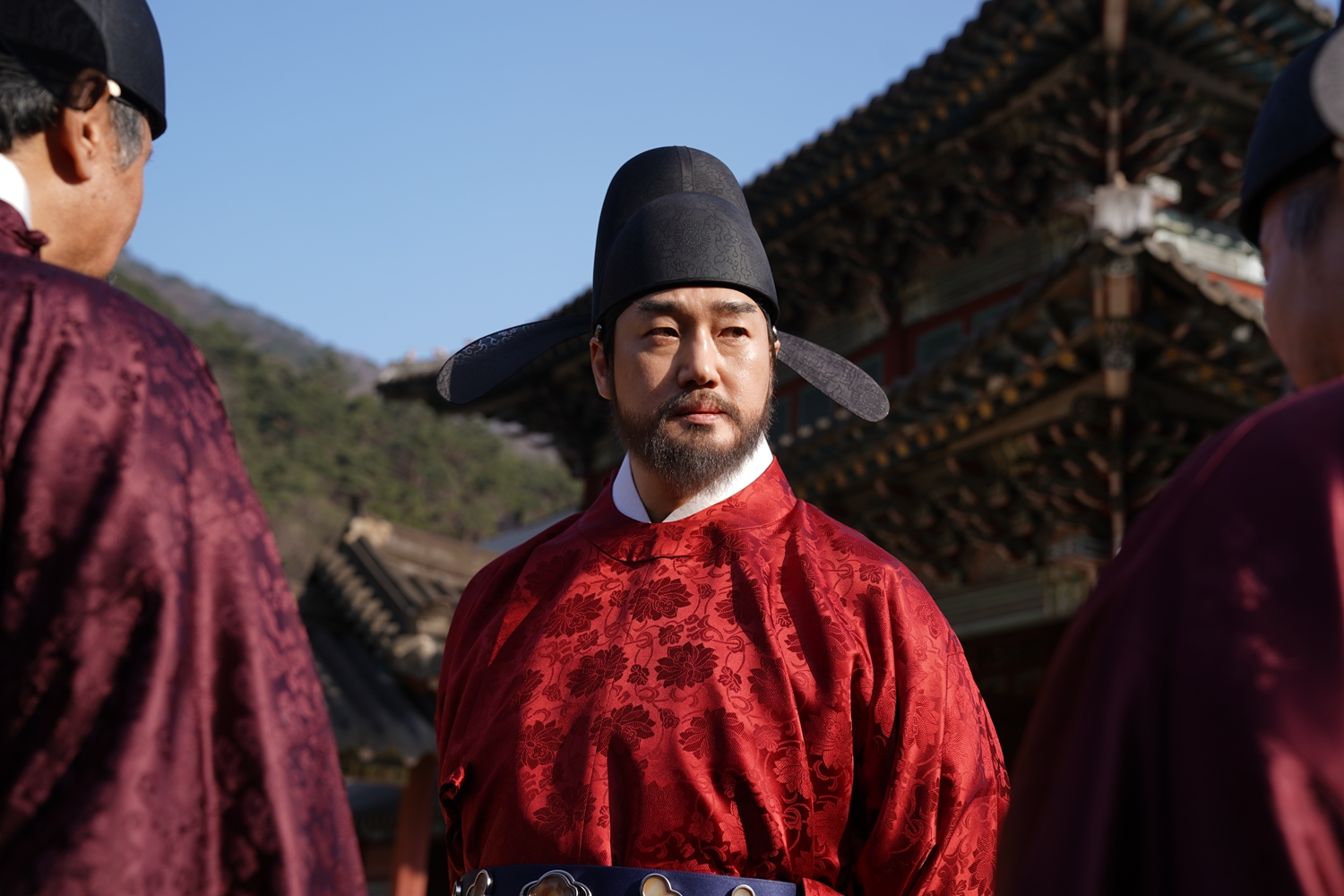 ‘왕과 사는 남자’ 유지태, 조선을 움직이는 당대 최고 권력자로 변신…한명회 캐릭터 스틸 공개