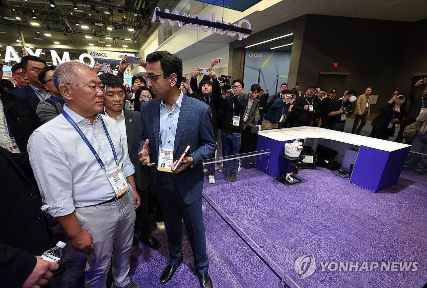 정의선 현대차그룹 회장이 6일(현지시간) 미국 네바다주 라스베이거스 컨벤션센터(LVCC) 퀄컴 부스를 둘러보고 있다.