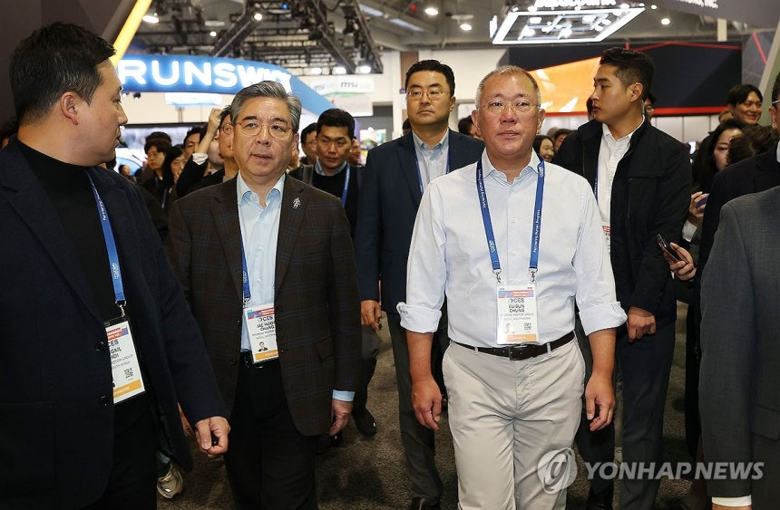 정의선 현대차그룹 회장이 6일(현지시간) 미국 네바다주 라스베이거스 컨벤션센터(LVCC)에서 장재훈 부회장과 이동하고 있다.