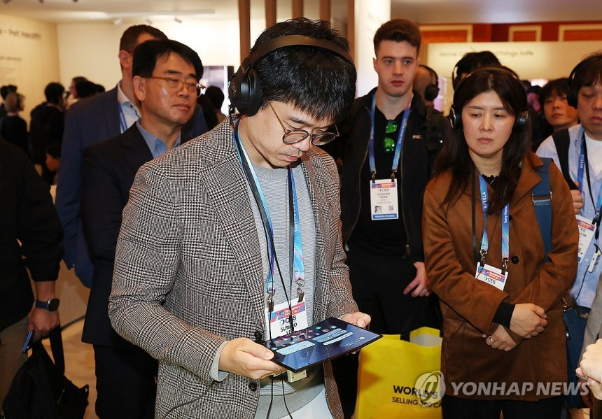 갤럭시 트라이폴드 살피는 이선호 CJ 미래기획그룹장