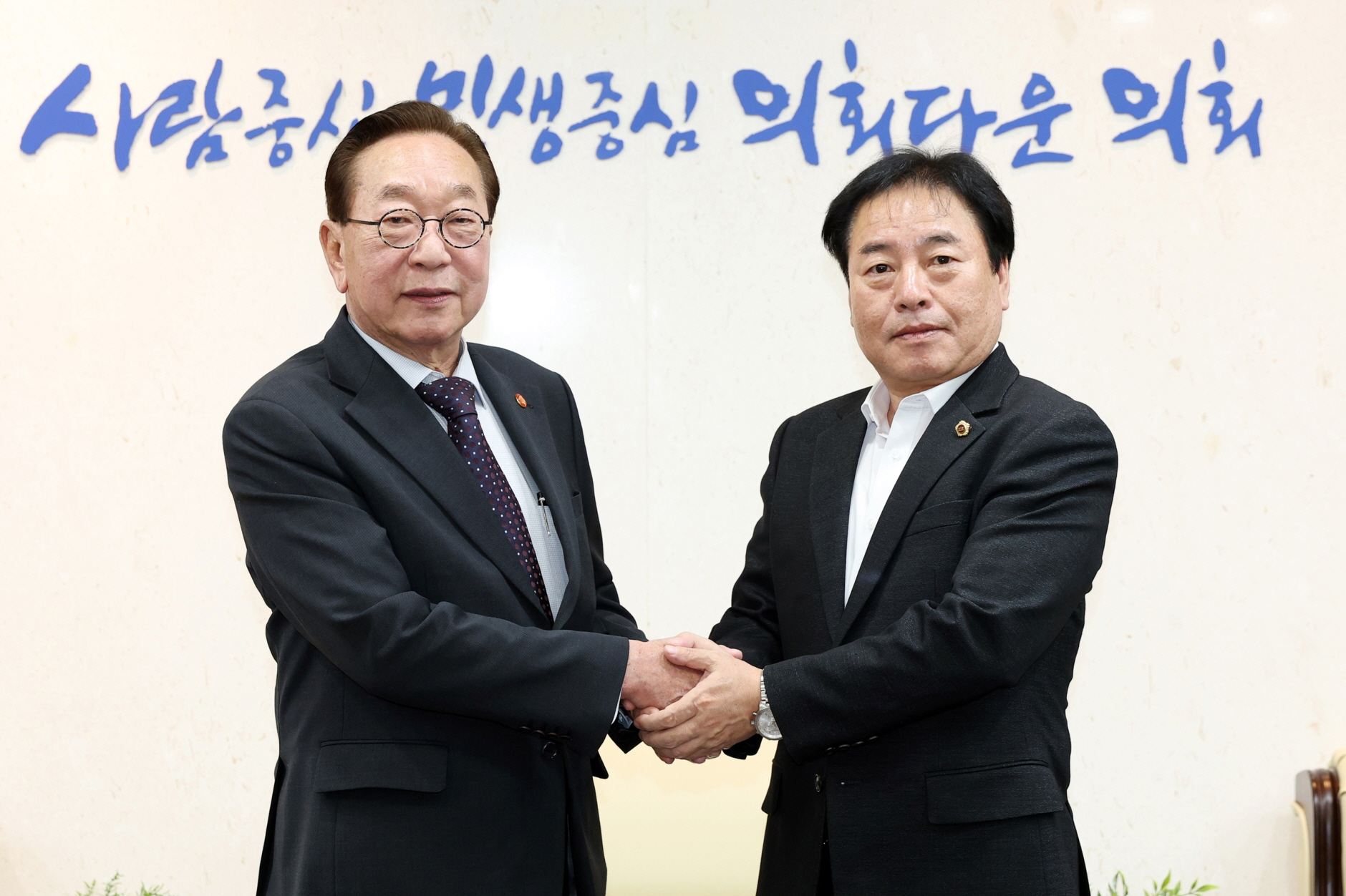 김진 광복회 상근부회장(왼쪽)-김동규 경기도의원(오른쪽) ( 경기도의회 제공)