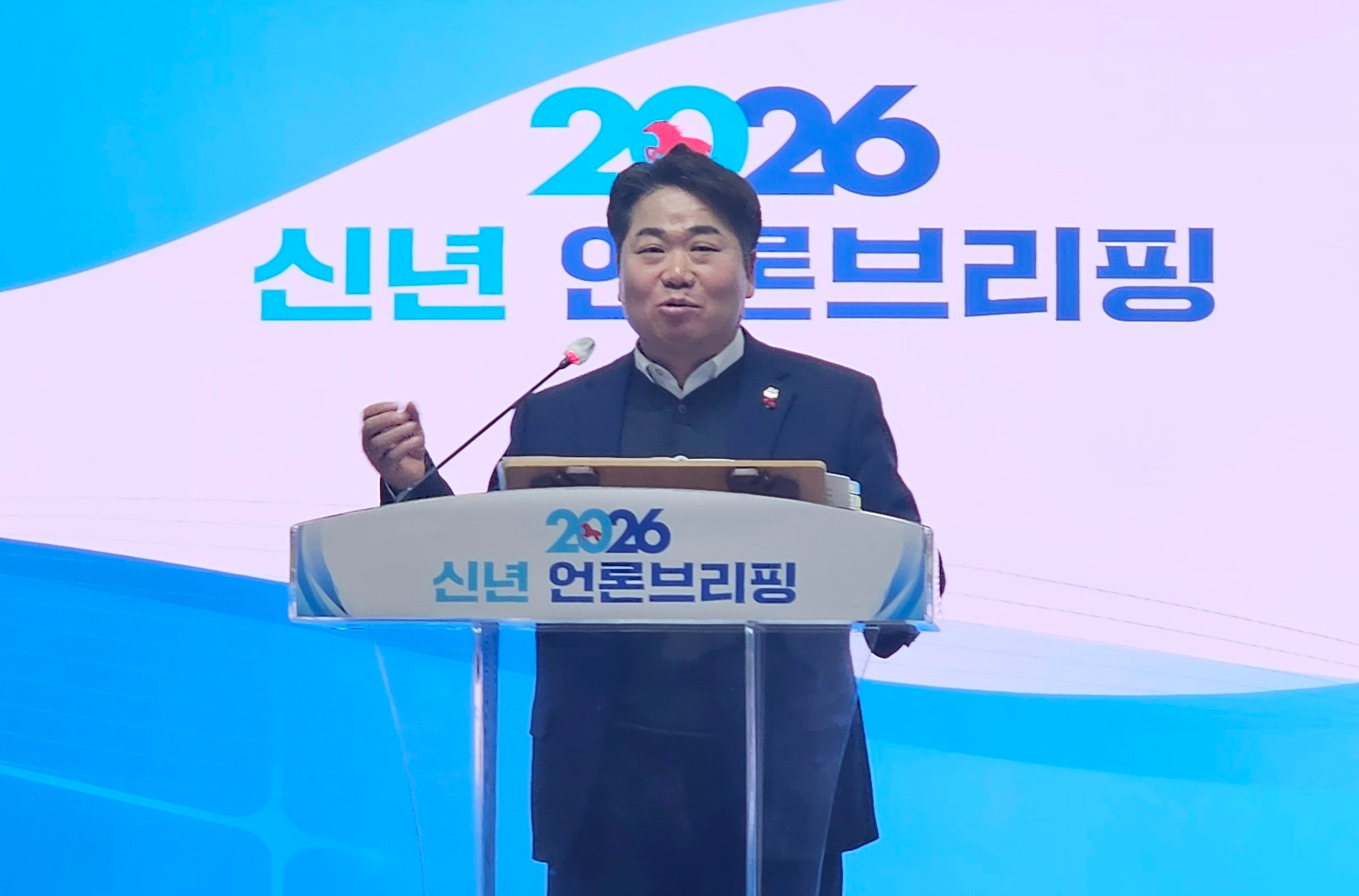 오세현 아산시장이 8일 시청 상황실에서 2026년 신년 언론브리핑을 열고 있다. 김동현 기자