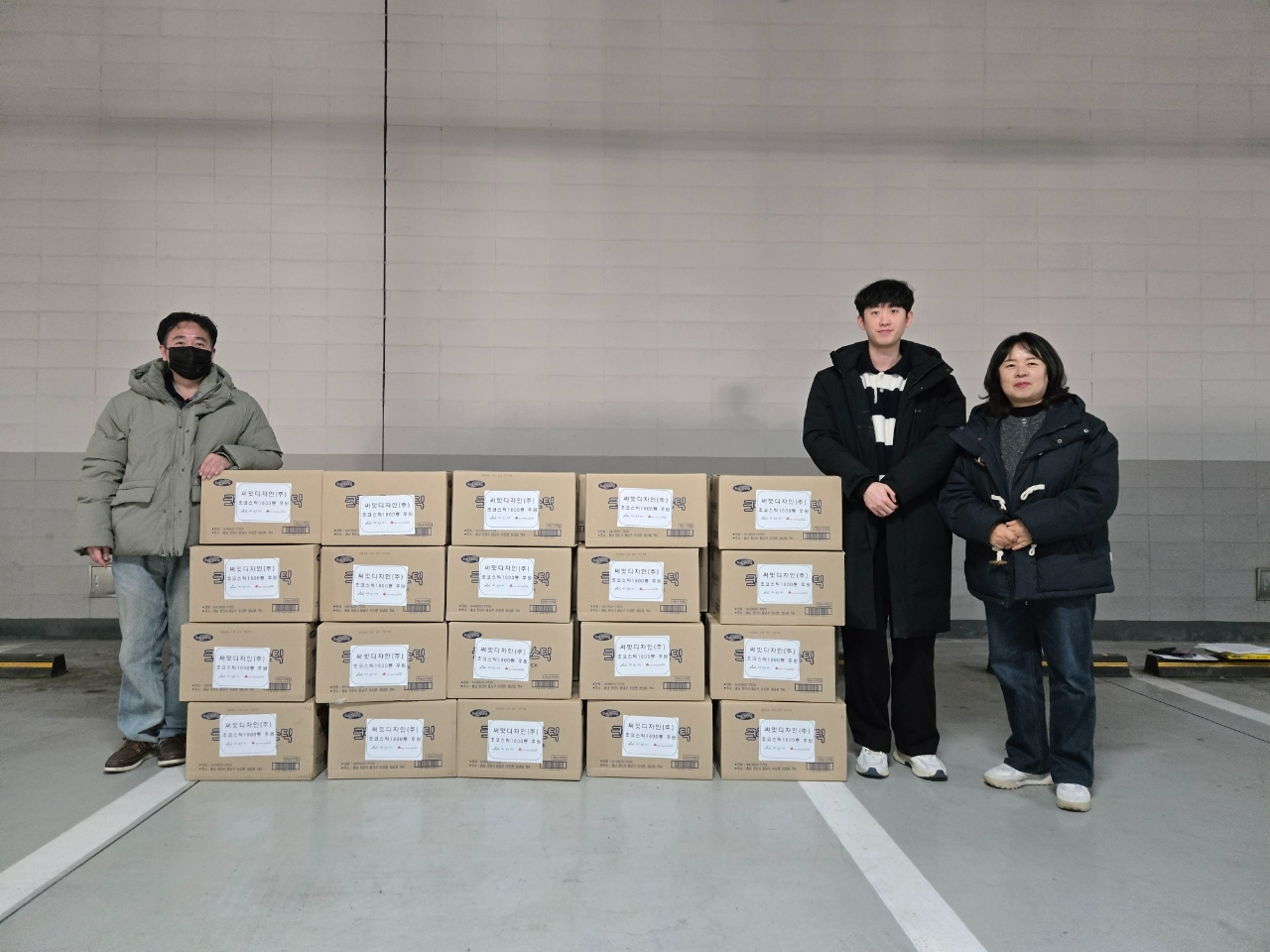 써밋디자인(주)가 물품 후원 후 기념사진을 촬영하고 있다 (아산시 제공)