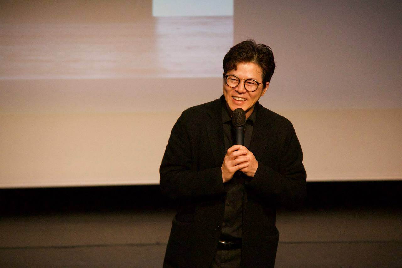 ㈔찾아가는 복지문화협회와 ‘책과 강연’이 공동 주최한 행사에서 이정훈 작가가 ‘위로는 서툴수록 좋다’를 주제로 강연을 진행하고 있다.