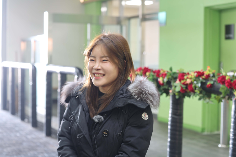 지난 16일, 첫 승을 달성한 김혜선 조교사가 인터뷰를 하고 있다.