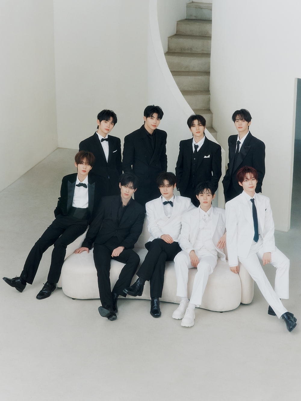 제로베이스원, 'RE-FLOW' 콘셉트 포토 공개…클래식한 슈트핏