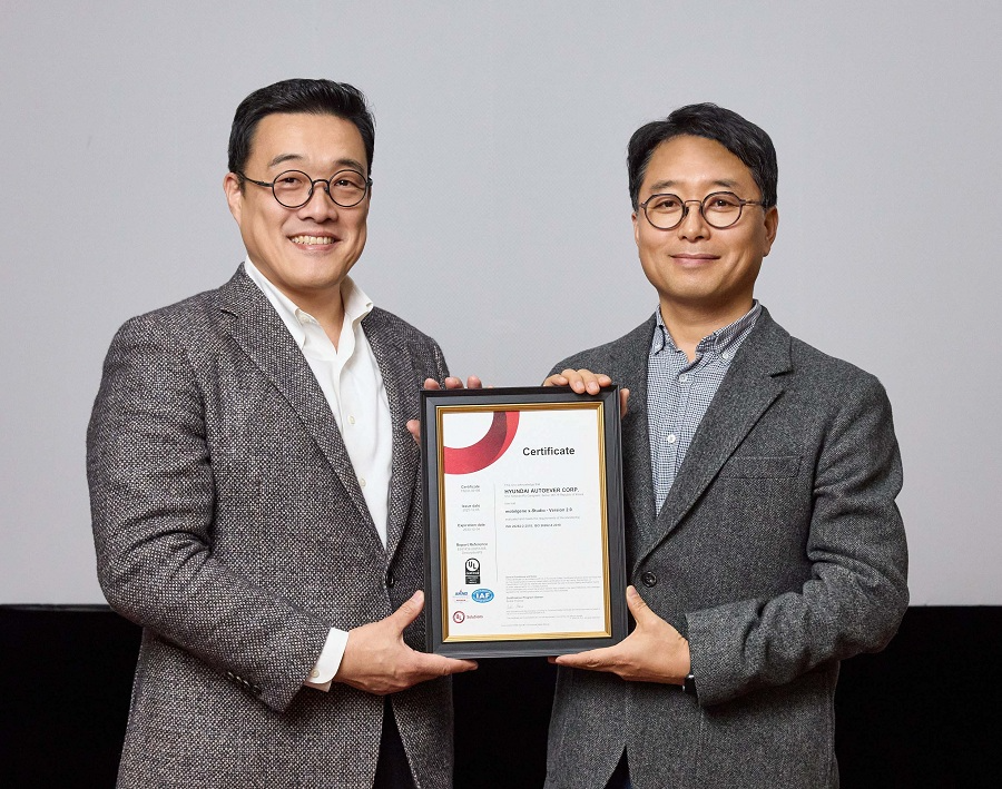 현대오토에버 SDV담당 권해영(오른쪽) 상무와 UL 솔루션즈 한국지사 정륜 사장이 'mobilgene x-Studio'의 ISO 26262 인증을 기념하고 있다.