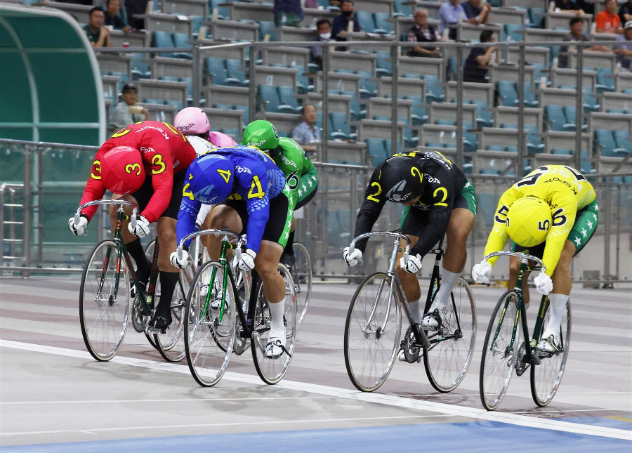 광명스피돔에서 우수급 결승전에 출전한 선수들이 결승선을 통과하고 있다.
