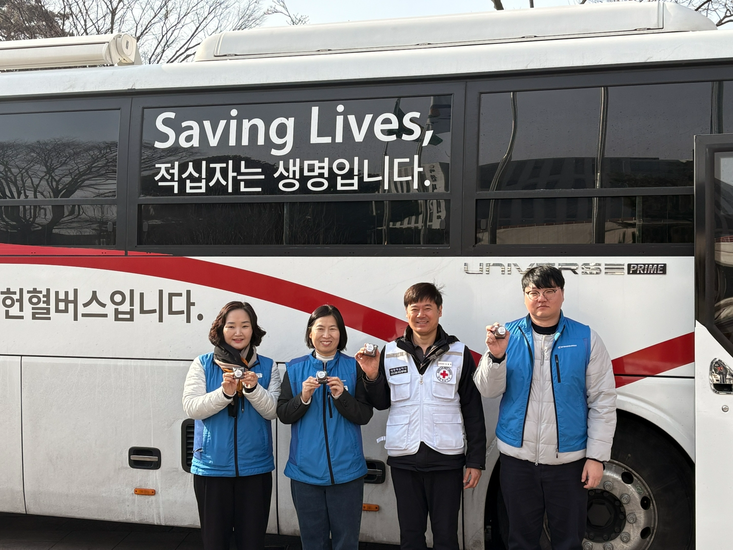 아산시청 헌혈차량 앞 행사 관계자 단체 촬영 (아산시 제공)