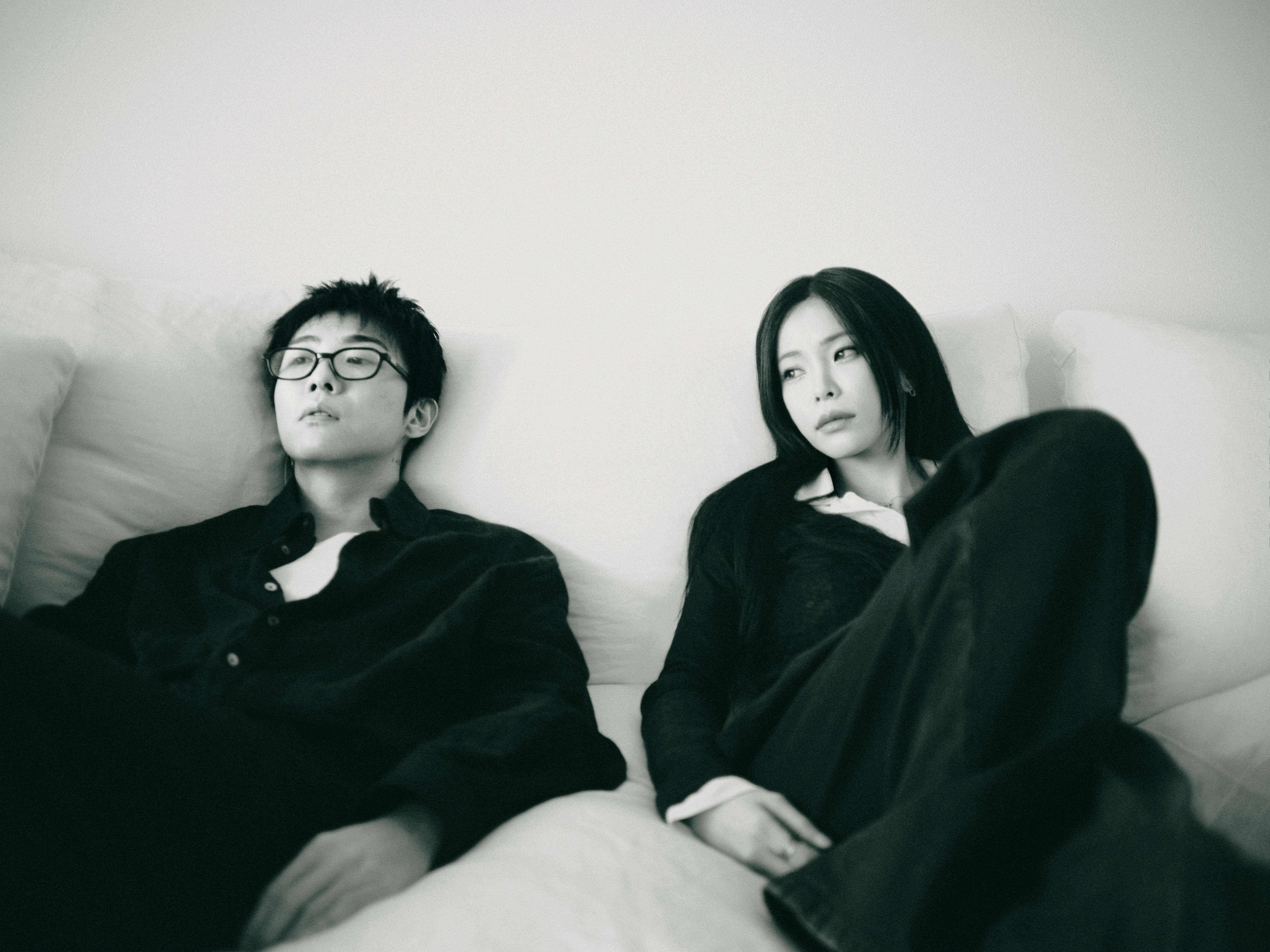 헤이즈X기리보이, 흑백 영화 연상케 하는 감각적 투 샷 눈길…티저 이미지 공개로 호기심 자극