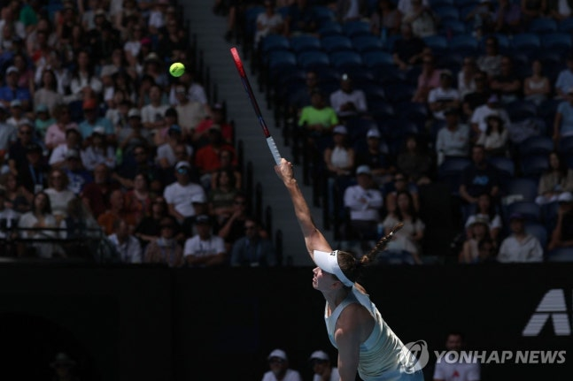 호주오픈 경기 중인 엘레나 리바키나
