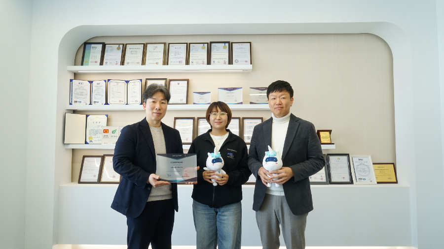 애즈원, 노바스타와 9년 연속 공식 디스트리뷰터 계약 체결… 인증패 수여