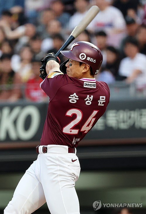 '이런 행운이 있나' 송성문, 1루수 무혈입성? 아라에즈, 샌프란시스코로... - 뉴스 썸네일 이미지