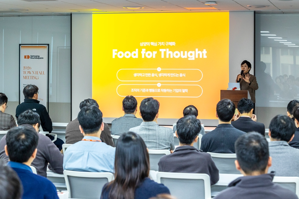 (▲ 김정수 삼양라운드스퀘어 부회장이 명동 신사옥에서 열린 타운홀 미팅에서 임직원들에게 그룹의 중장기 방향성과 비전을 공유하고 있다/ 사진=삼양라운드스퀘어 제공)