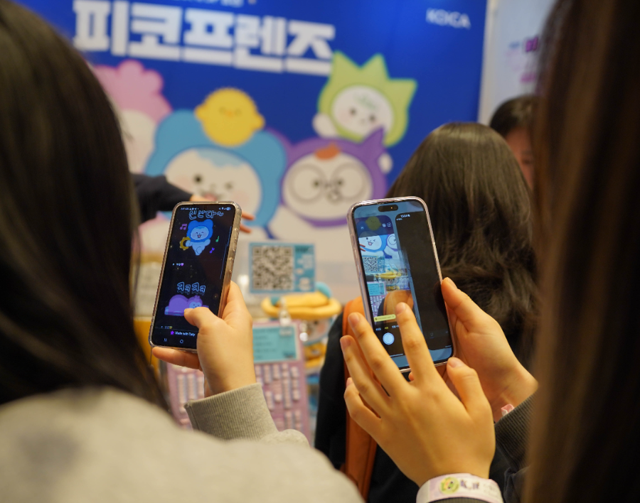 29일 서울 강남구 코엑스에서 열린 ‘K-일러스트레이션페어 서울 2026’ 코이카 피코프렌즈(PeKO Friends) 부스를 방문한 관람객들이 이벤트에 참여하고 있다.