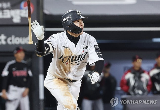 힐리어드 투런포로 LG가 kt와의 1위전에서 추격을