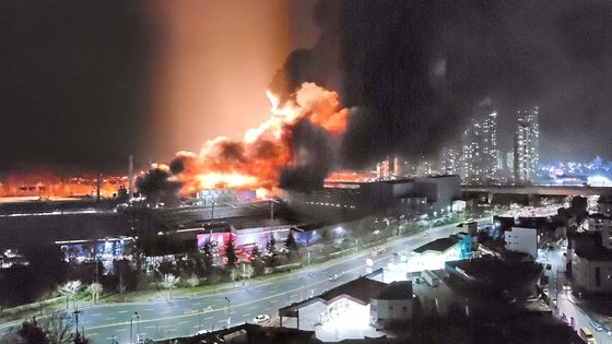 지난 3월 12일 오후 10시9분쯤 대전시 대덕구 목상동 한국타이어 공장에서 난 화재로 발생한 연기와 화염이 하늘로 치솟고 있다. (사진=연합뉴스)