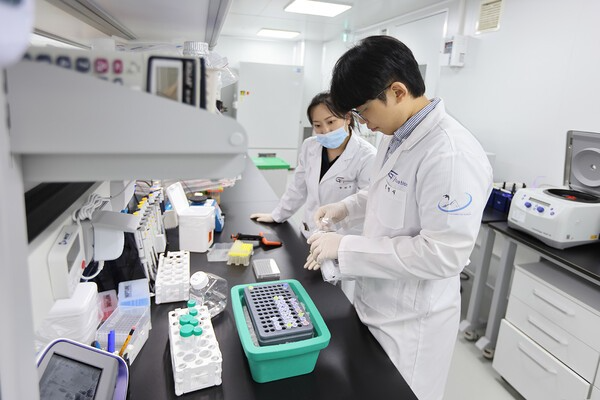 지아이이노베이션 연구진이 연구를 진행하고 있다. (사진=지아이이노베이션)