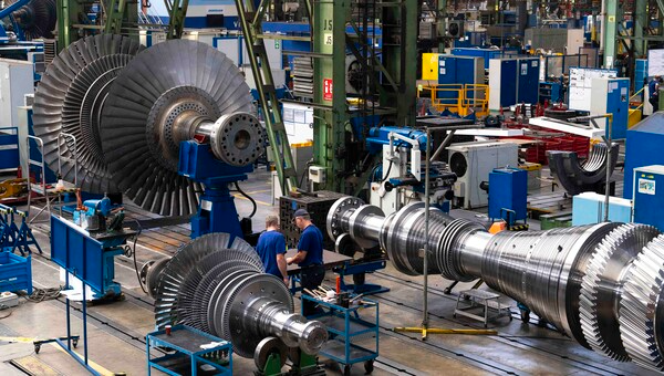 체코 플젠에 위치한 두산에너빌리티의 체코 자회사 두산스코다파워 공장에서 직원이 증기터빈을 살펴보고 있다. (사진=두산에너빌리티)