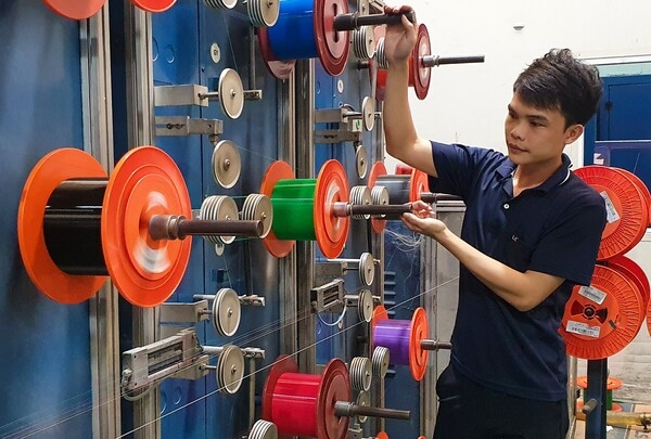 LS전선아시아 베트남 호찌민 LSCV에서 작업자가 광케이블을 생산하고 있다.(사진=LS전선아시아)