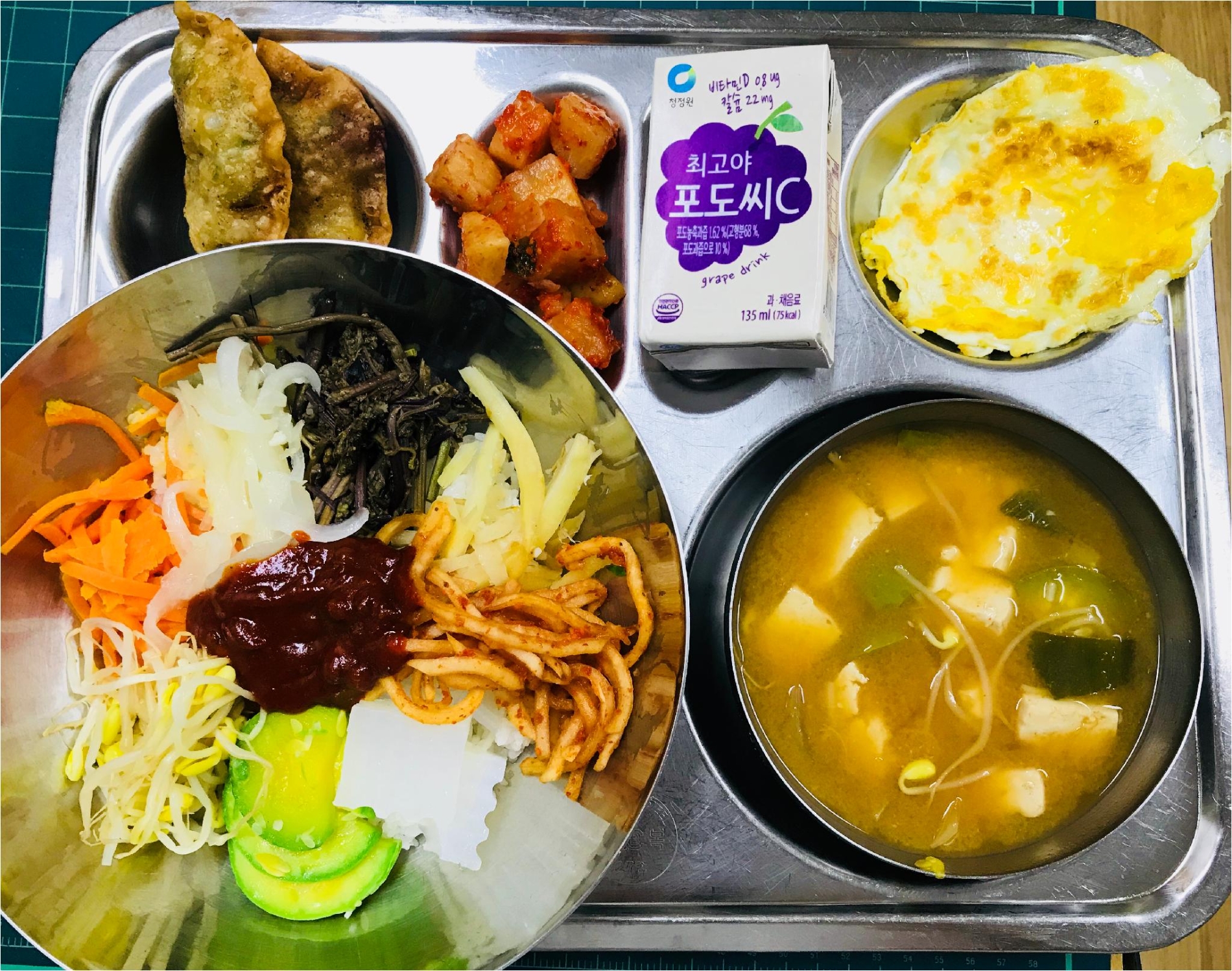 인이스홀딩스의 급식 서비스를 이용하는 충주공업고등학교 점심 급식.(사진=인이스홀딩스 제공)