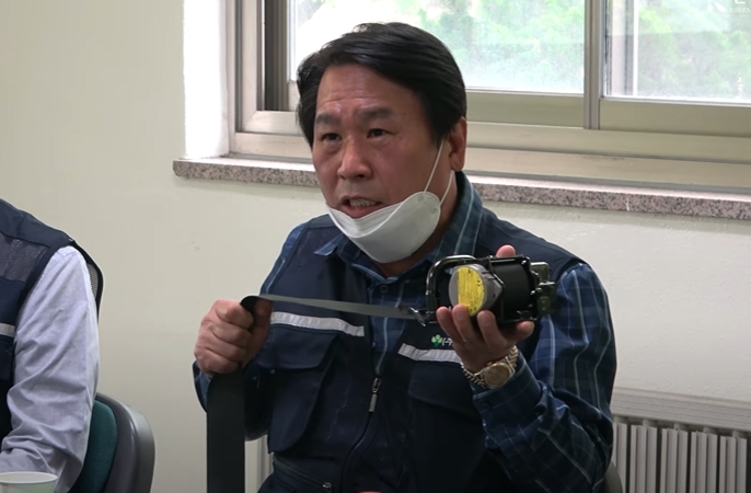 세일특수강의 리턴 스프링을 탑재한 안전벨트에 대해 설명하는 이상복 대표.(사진=더넥스트뉴스)