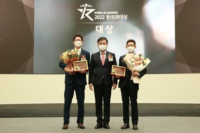손병두 한국거래소 이사장(가운데)이 22일 서울 여의도 한국거래소 서울사옥에서 개최된 ‘2022 한국IR대상 시상식’에서 한국IR대상을 수상한 김성진 삼성전기 부사장(왼쪽), 정성필 CJ프레시웨이 대표이사와 함께 기념촬영을 하고 있다.(사진=한국IR협의회 제공)