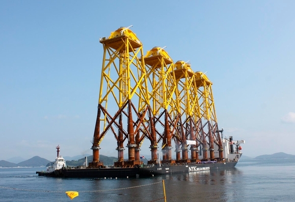 삼강엠앤티 해상풍력 발전기 하부구조물 4기를 실은 선박이 대만 서부 장화현을 향하고 있다.(사진=삼강엠앤티 제공)