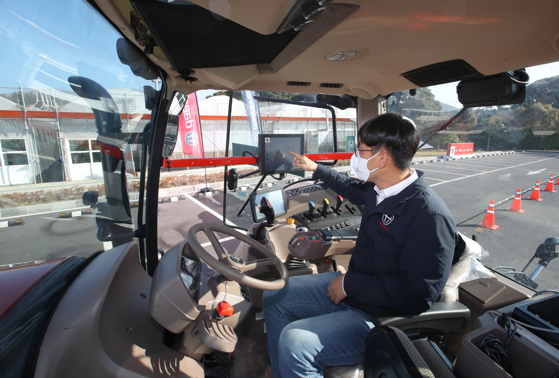 대동 관계자가 자율주행 트랙터를 모의주행하고 있다. (사진=대동)